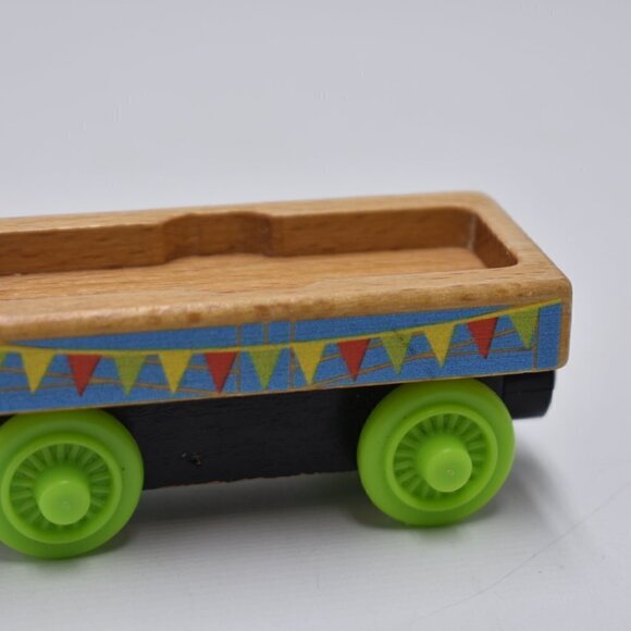 Thomas & Friends The Train Birthday Cake Cargo Wooden Magnet Car Flatbed GGG69 - Picture 3 of 6